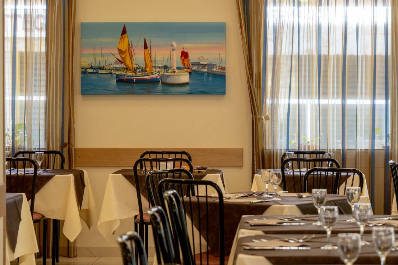 Hotel Adigrat Riccione Buitenkant foto